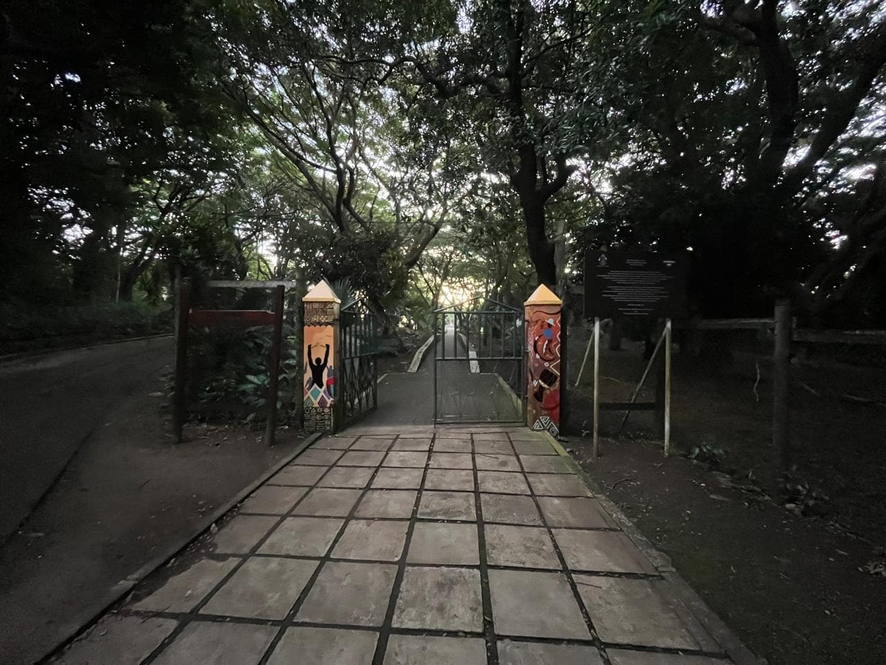 Tombeau Maragon — Rodrigues, 1/4